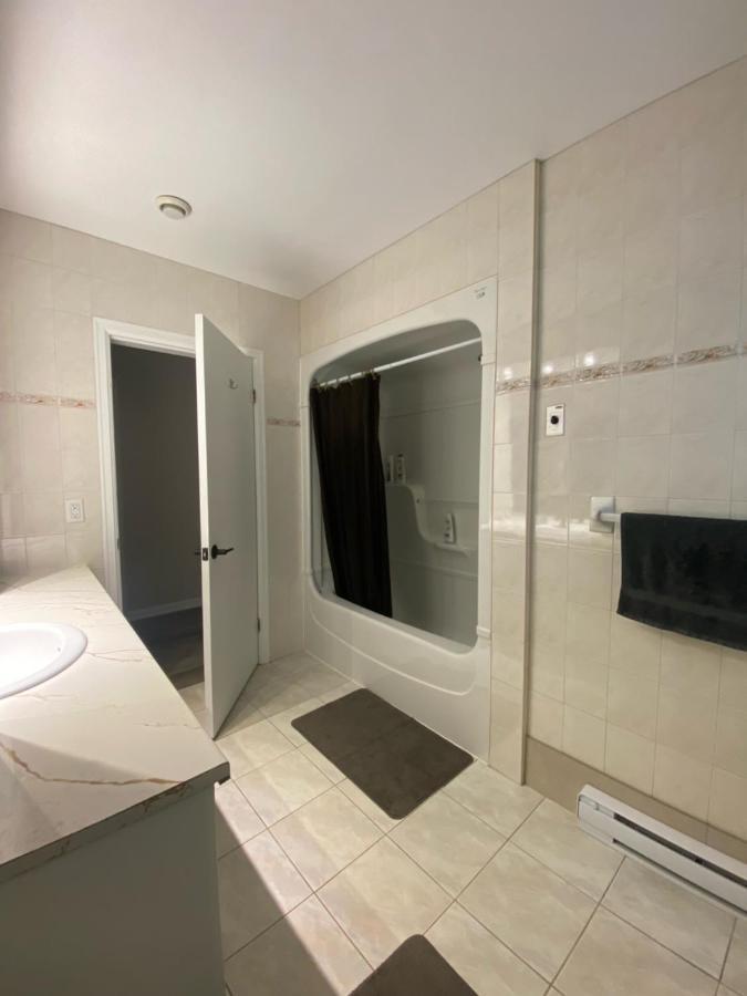 Private Lakeview House- Westmount Séjour chez l'habitant *